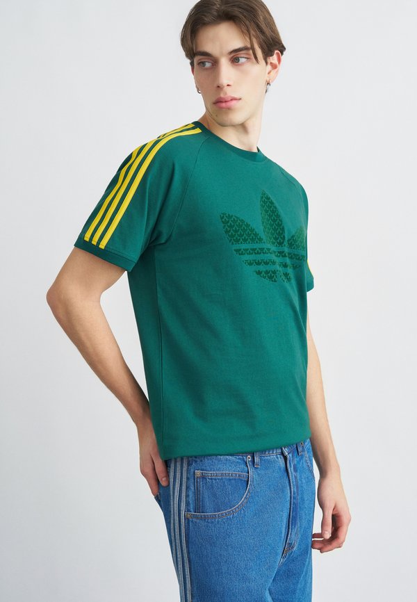 adidas Originals MONOGRAM STRIPES TEE - Print T-shirt - collegiate green
