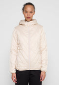 Hellbeige gesteppte Daunenjacke mit Kapuze, diagonalem Steppmuster, Frontreißverschluss und Seitentaschen. Glatte Stoffstruktur.