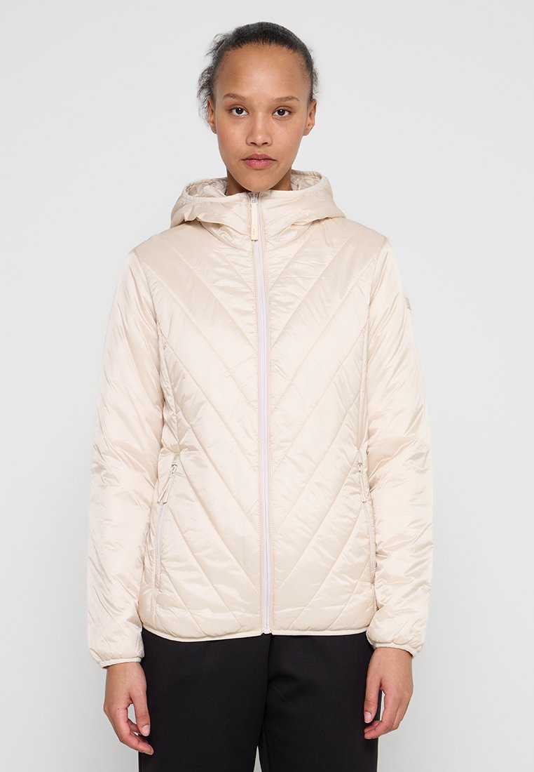 Hellbeige gesteppte Daunenjacke mit Kapuze, diagonalem Steppmuster, Frontreißverschluss und Seitentaschen. Glatte Stoffstruktur.