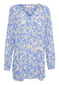 Helle blaue Bluse mit langen Ärmeln und V-Ausschnitt, die mit weißen Blumenmustern verziert ist und aus fließendem Material gefertigt ist. Details umfassen eine lockere Passform und eine weiche Textur.