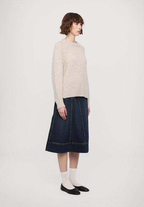 CLOSED CREW NECK LONG SLEEVE