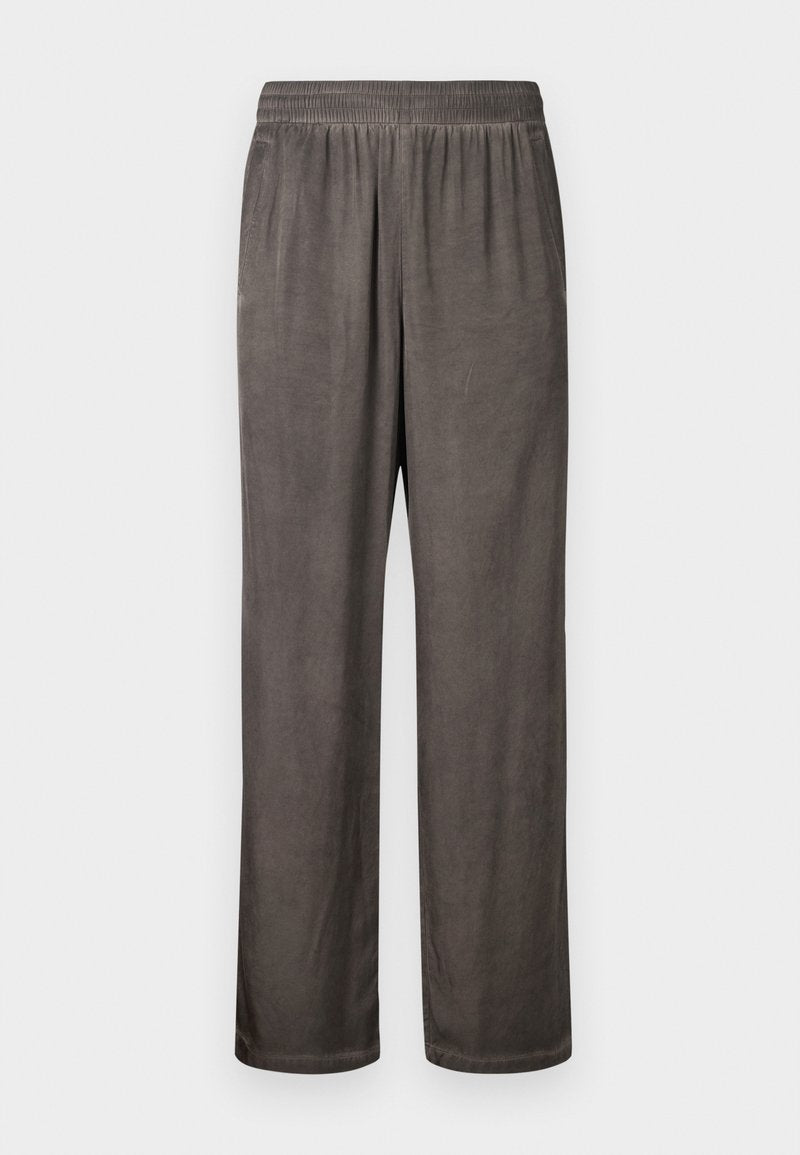Weit geschnittene, dunkelgraue Wildlederhose mit elastischem Bund und Seitentaschen, flach liegend vor weißem Hintergrund gezeigt.