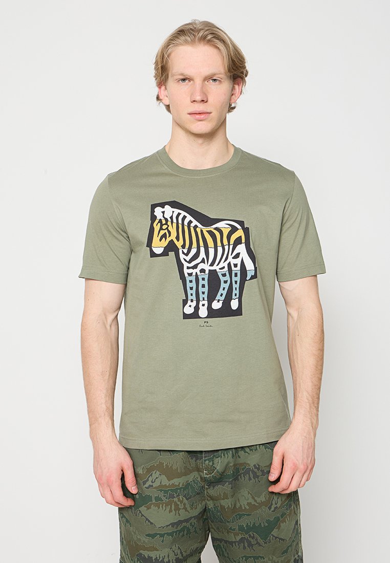 Olivgrünes Baumwoll-T-Shirt mit einem stilisierten Zebra-Motiv in Gelb, Schwarz und Blau auf der Vorderseite. Kurze Ärmel und Rundhalsausschnitt.