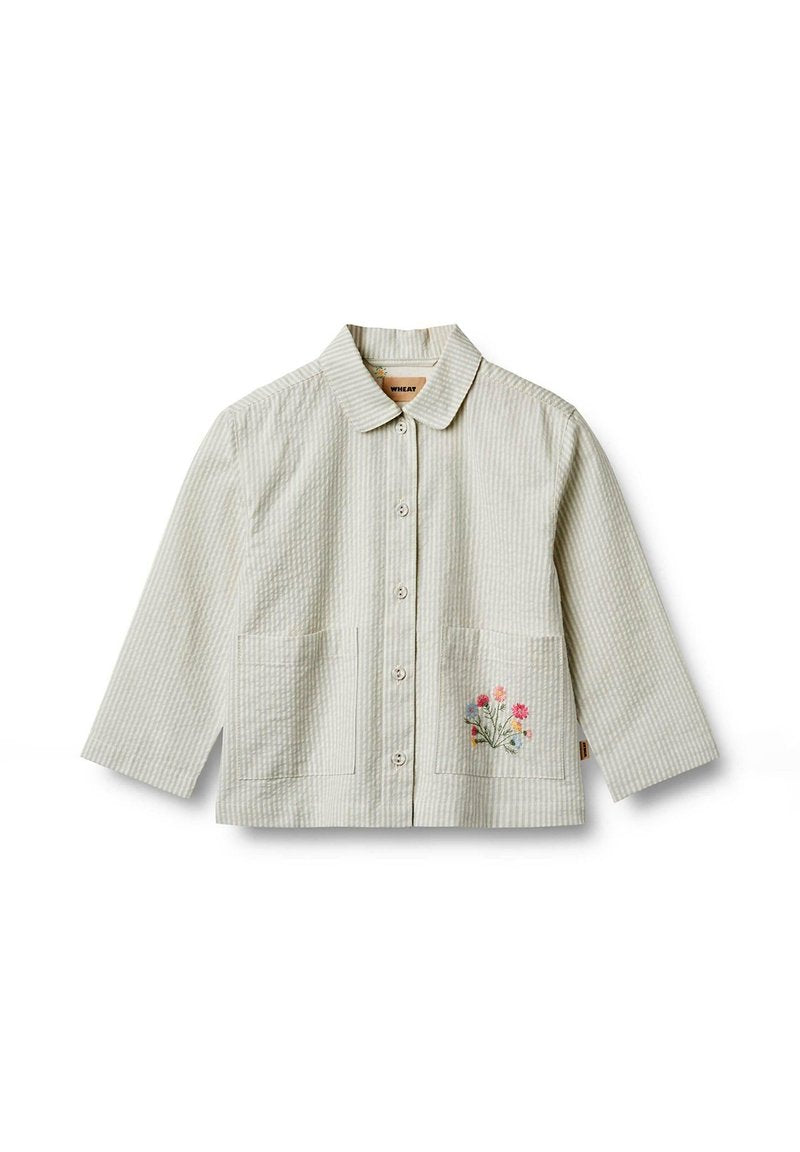 Hellgrüne gestreifte Hemdjacke mit Kragen, vorderen Knöpfen, zwei Taschen und Blumenstickerei auf der linken Tasche.