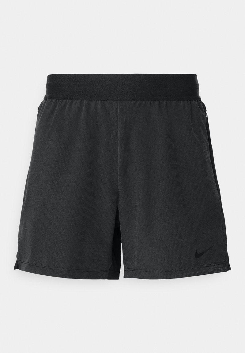 Schwarze sportliche Shorts mit elastischem Bündchen, glatter Textur, Seitentaschen und einem dezenten Nike-Logo am unteren linken Bein.