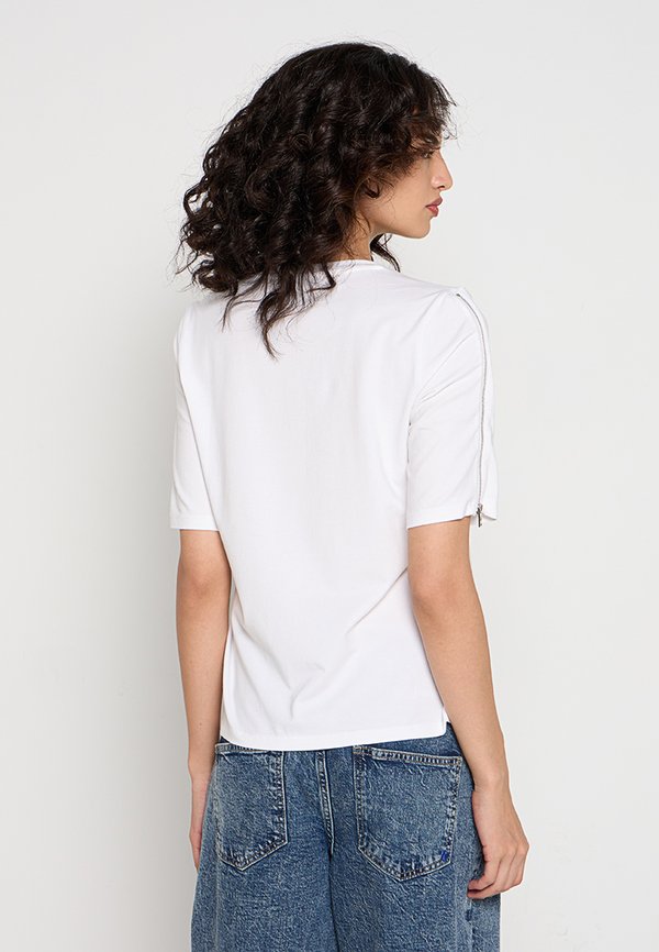 DKNY