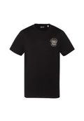 Schwarzes T-Shirt mit kurzen Ärmeln und rundem Hals sowie kleinem weiß-beigem kreisförmigen Textmotiv oben links auf der Brust mit der Aufschrift "1903 Rider."