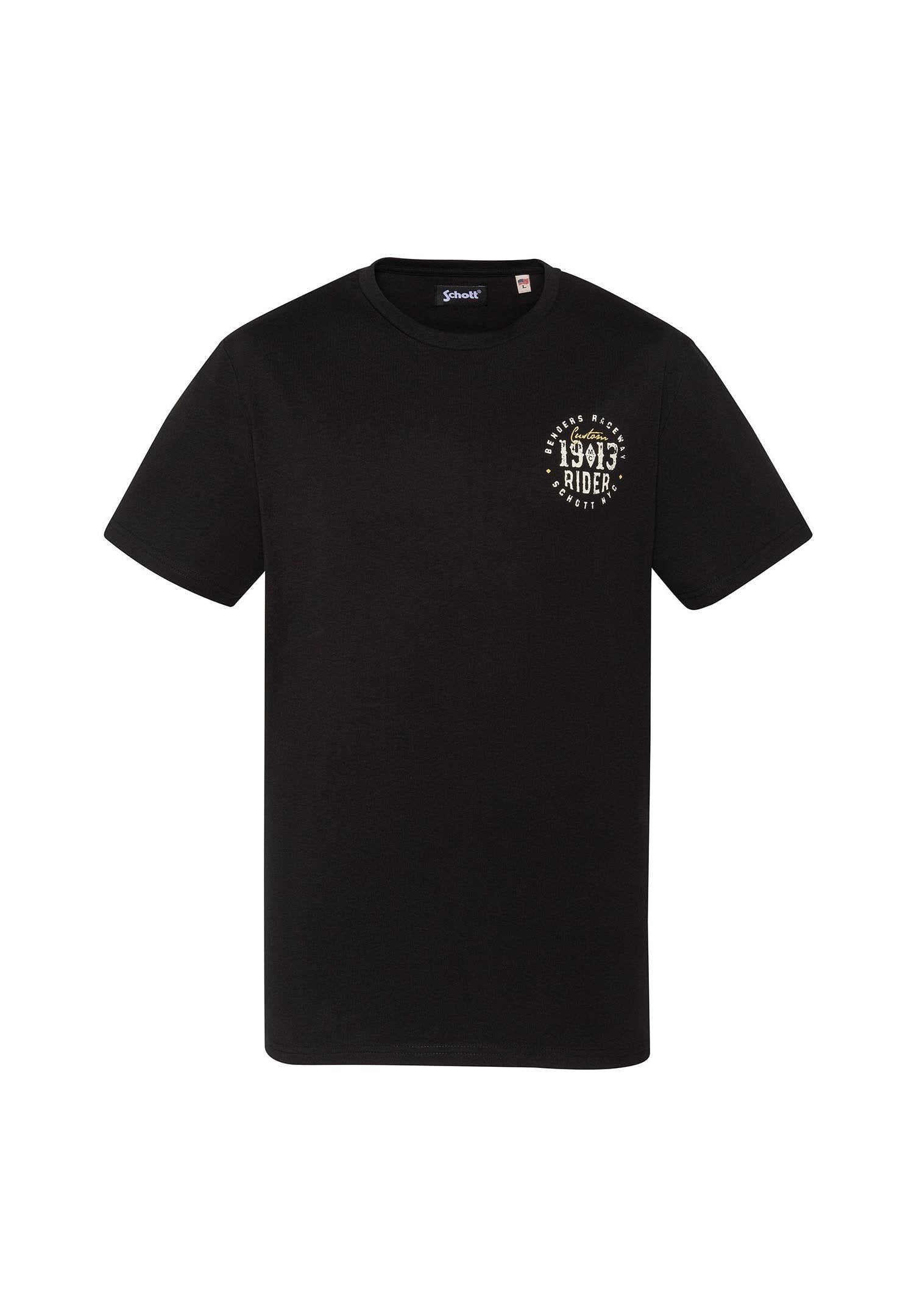 Schwarzes T-Shirt mit kurzen Ärmeln und rundem Hals sowie kleinem weiß-beigem kreisförmigen Textmotiv oben links auf der Brust mit der Aufschrift "1903 Rider."