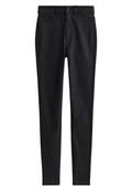 Schwarze schlank geschnittene Hose mit Frontknopf und Reißverschluss, Fünf-Taschen-Design und Gürtelschlaufen, vor einem weißen Hintergrund präsentiert.