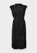 Schwarzes, plissiertes Kleid mit kurzen Ärmeln, hohem Ausschnitt und einer gebundenen Taillenschärpe. Weiche Textur mit dezentem Glanz, ausgestattet mit einem dekorativen Akzent.