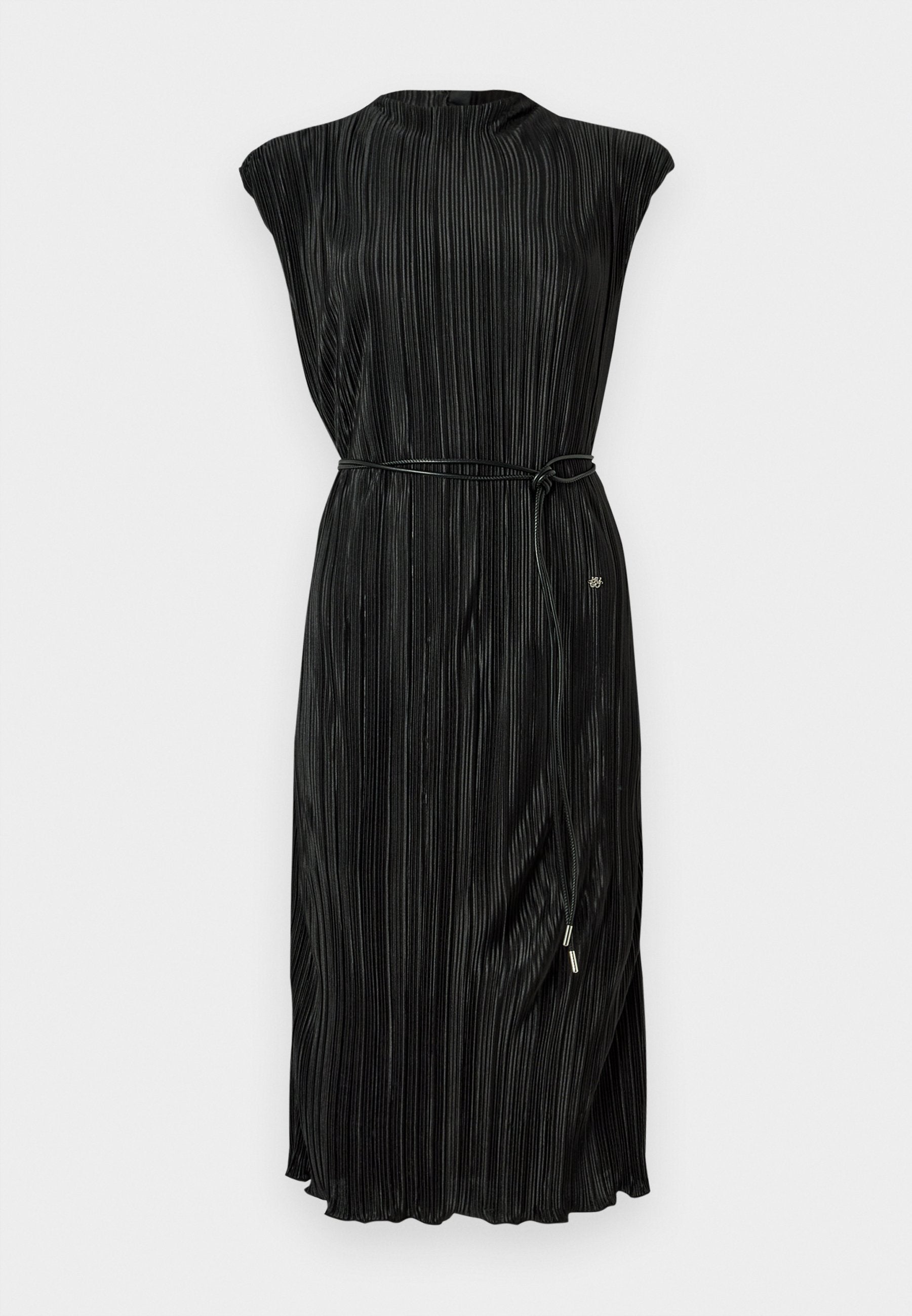 Schwarzes, plissiertes Kleid mit kurzen Ärmeln, hohem Ausschnitt und einer gebundenen Taillenschärpe. Weiche Textur mit dezentem Glanz, ausgestattet mit einem dekorativen Akzent.