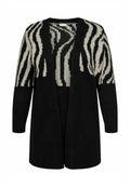 Schwarze und cremefarbene Strickjacke mit einem Zebra-Print im oberen Bereich, offenes Vorderdesign, lange Ärmel und einem strukturierten Strickmaterial.