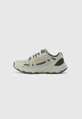 Beiger und grauer Sportschuh mit Mesh- und Synthetik-Obermaterial, dicker gepolsterter Sohle und Schnürverschluss auf einem schlichten hellen Hintergrund.
