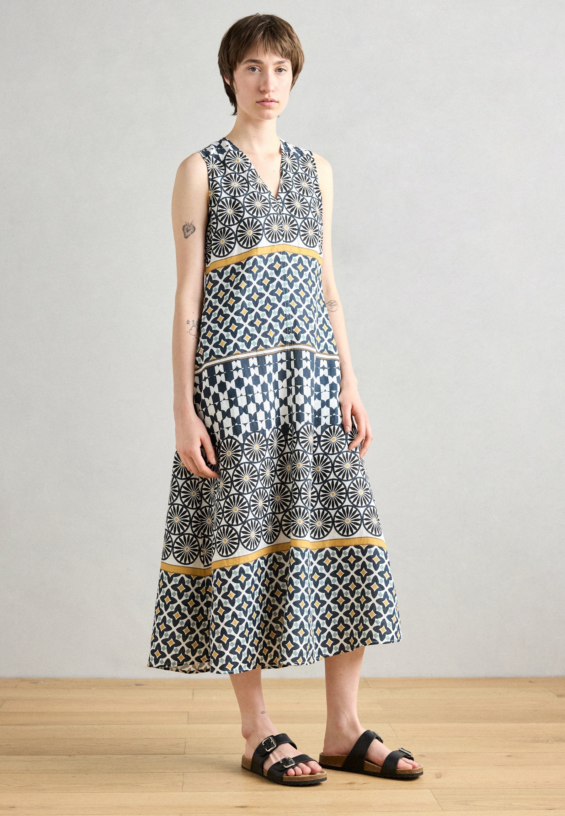 Marc O'Polo DRESS SLEEVELESS V NECK FIT AND FLARE SHAPE CUTLINES PRINTED