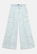 Hellblaue, weite Jeanshosen mit elastischem Bund, Kordelzug, aufgesetzten Taschen und sichtbaren Nahtdetails.