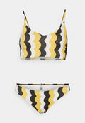 Bikini-Set mit einem schwarz-gelb-weißen Wellenmuster. Das Oberteil hat verstellbare Träger; die Unterteile haben einen tief geschnittenen Stil mit demselben Muster.