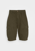 Olivgrüne Cargo-Shorts aus leichtem Stoff, mit Seitentaschen und einem Knopfverschluss am Bund.