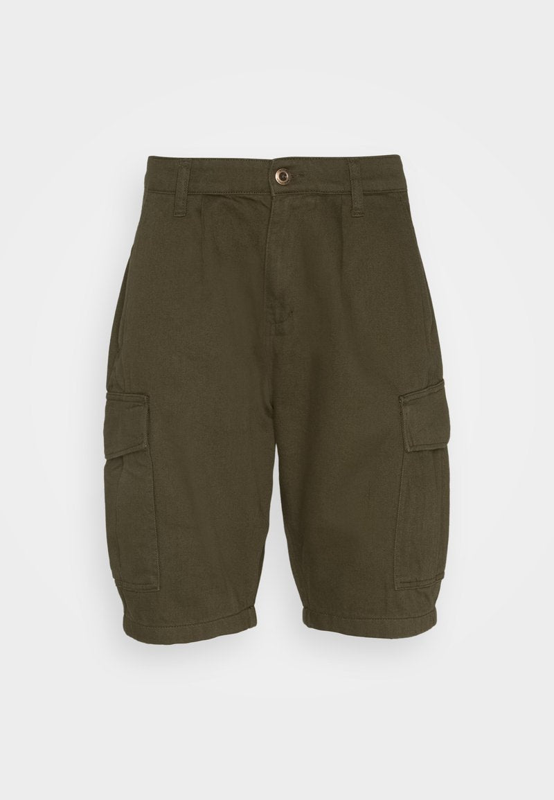 Olivgrüne Cargo-Shorts aus leichtem Stoff, mit Seitentaschen und einem Knopfverschluss am Bund.