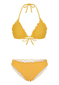 Gelbes Bikiniset mit einem dreieckigen Oberteil mit Rüschendetails und Bindebändern, kombiniert mit einem passenden Unterteil ebenfalls mit Rüschendetails.