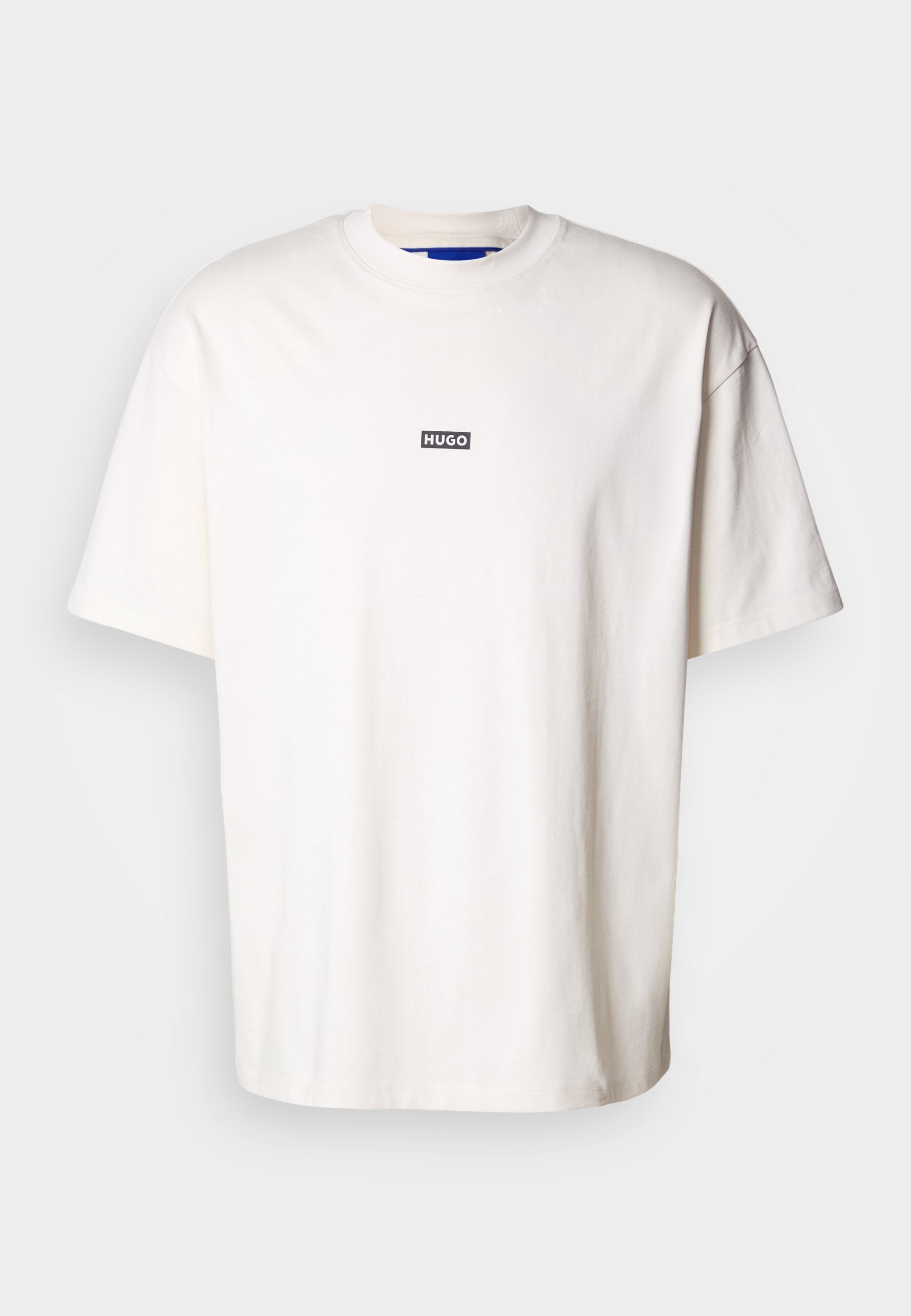 Weißes Baumwoll-T-Shirt mit Rundhalsausschnitt und kurzen Ärmeln, das ein kleines schwarzes rechteckiges Logo mit der Aufschrift "HUGO" auf der Brust trägt.