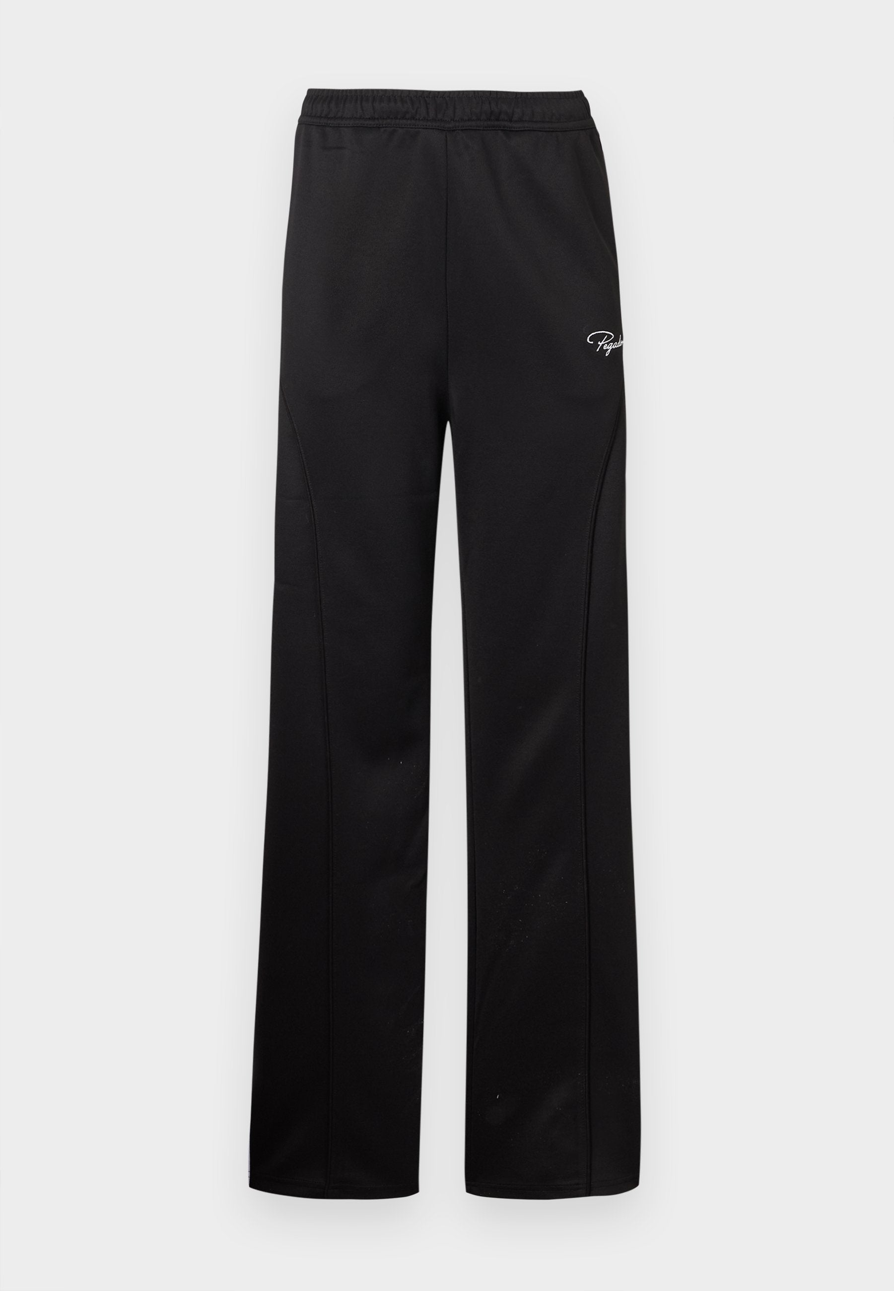 Schwarze Sporthose mit lockerer Passform, elastischem Bund, dezenten Seitennähten und einem kleinen weißen Logo auf der Vorderseite. Glatte Stoffoberfläche.