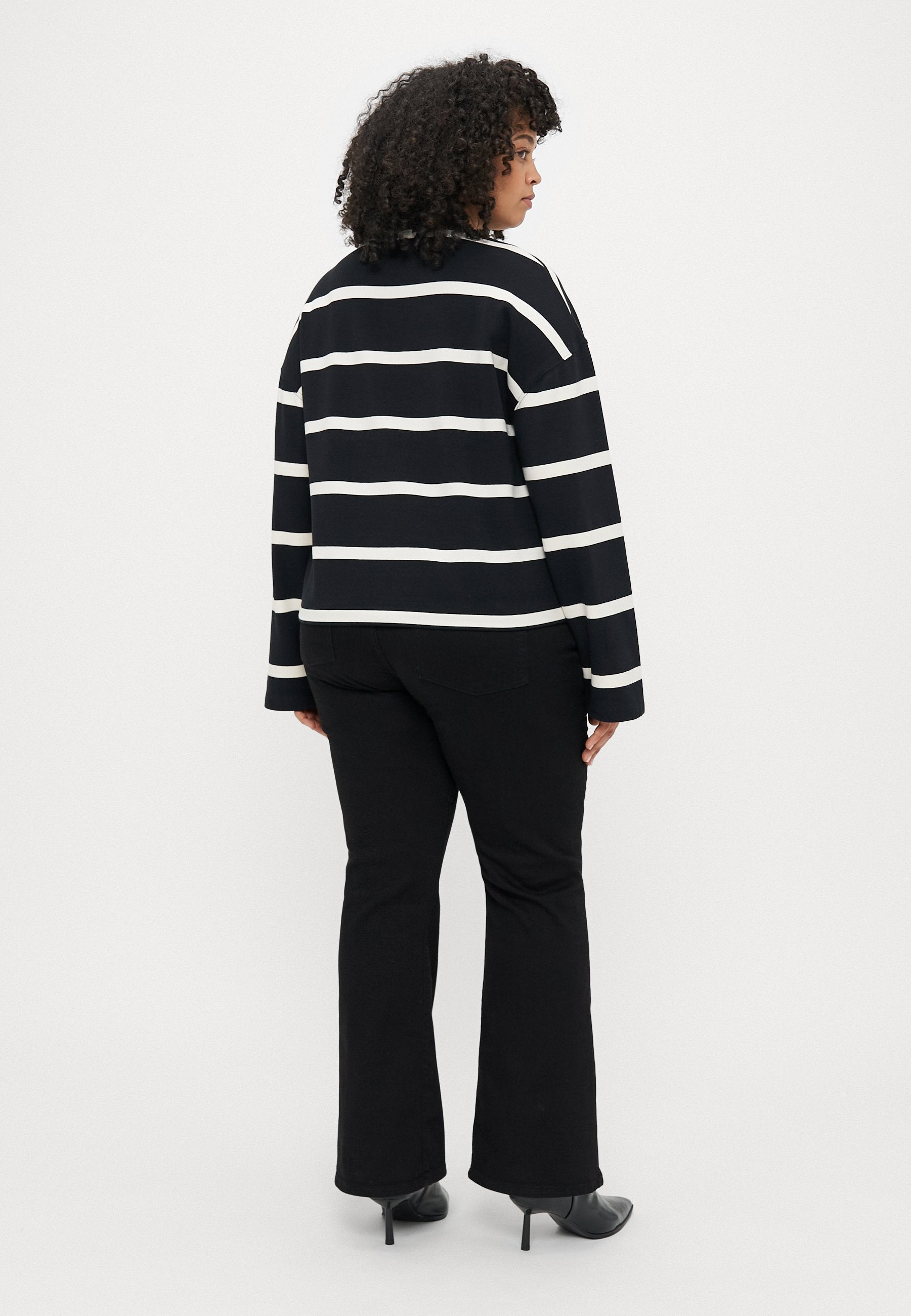 CURVE LOGO EMBROIDERY TERRY CREW NECK SWEATSHIRT Media 4