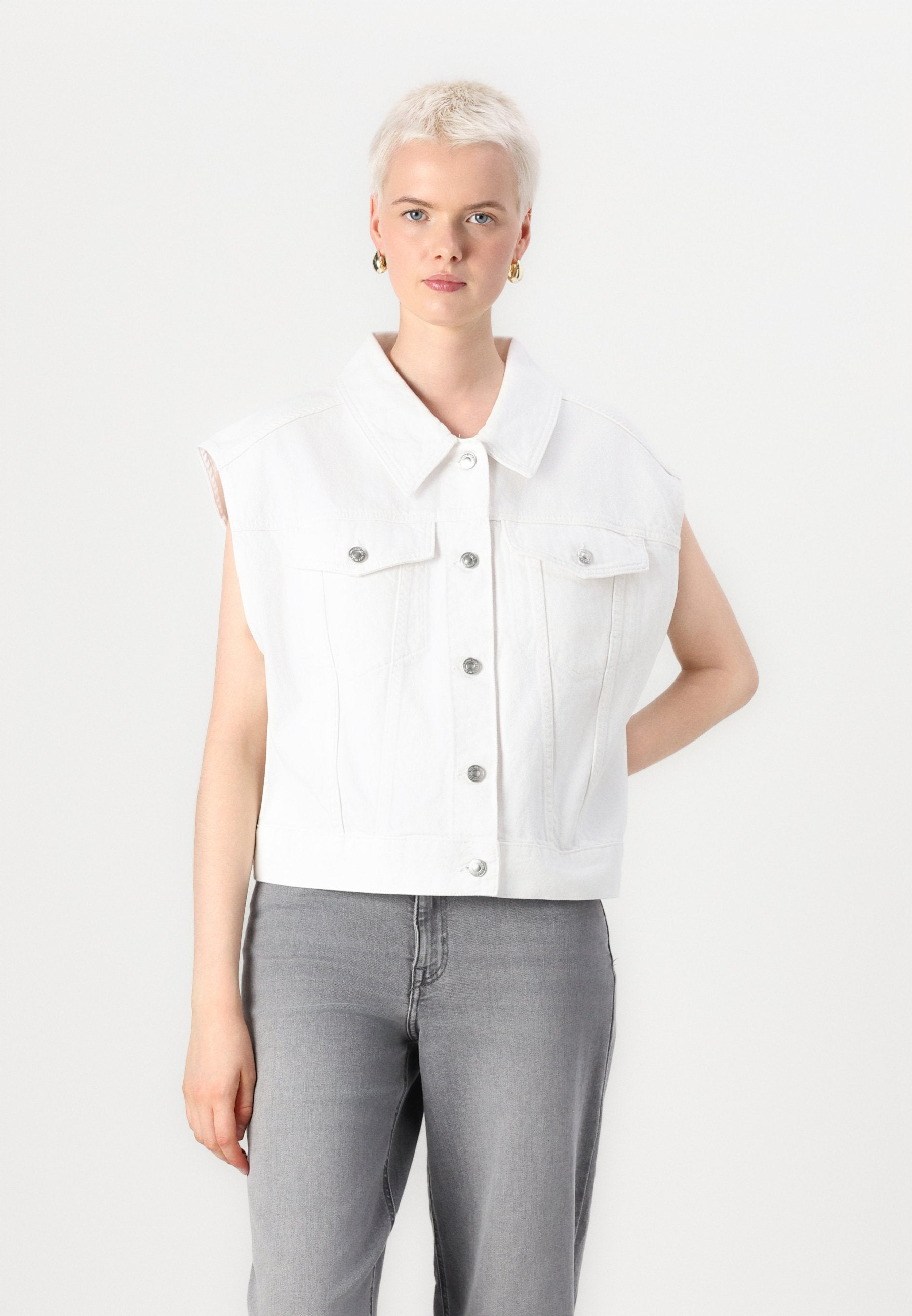 ONLROBYN VEST Media 5
