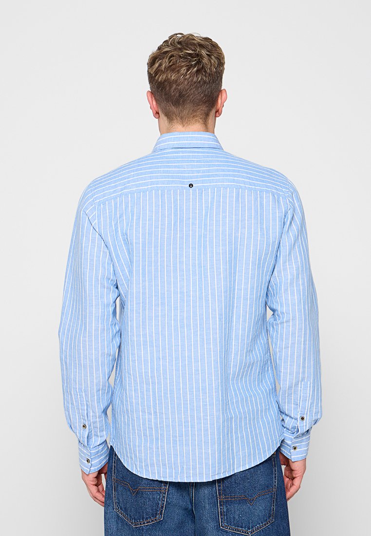 REGULAR FIT Media 3