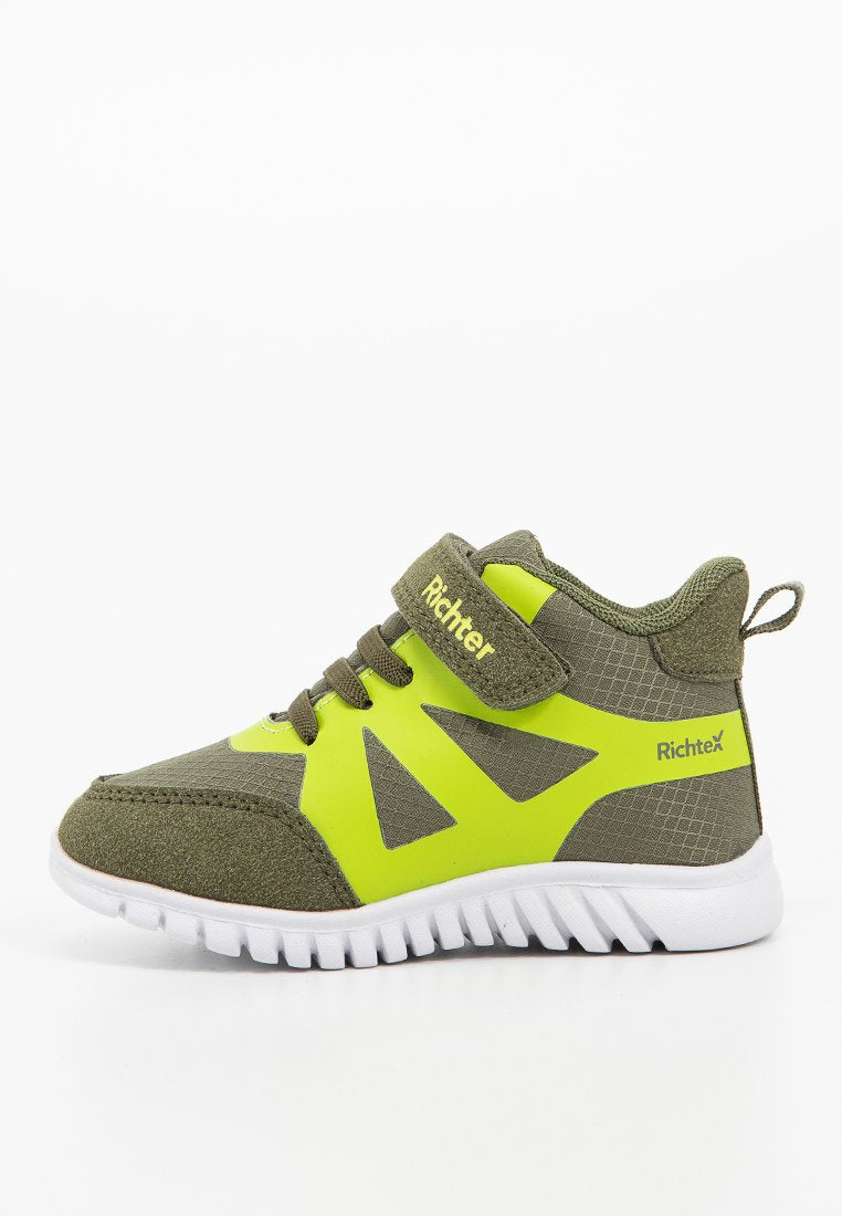 Grüner und neon-gelber Sportschuh aus Mesh und Wildledermaterial, mit Klettverschluss und weißer Gummisohle, die eine geriffelte Textur aufweist.