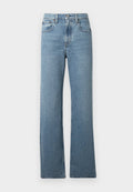 Helle indigoblaue Jeans aus mittelschwerem Denim, mit geradem Bein, klassischem Fünf-Taschen-Design, subtiler Stickerei und Metallknopf.