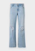 Helles blaues Denim-Jeans mit geradem Bein, ausgestattet mit zwei Rissen an den Knien, einem Metallknopfverschluss und fünf Taschen.