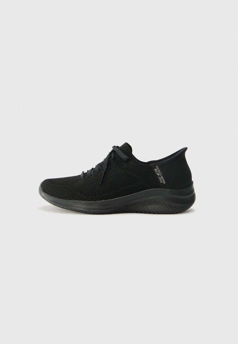 Schwarze Sportschuhe mit einem atmungsaktiven Mesh-Obermaterial, abgerundeter Zehenpartie, dicker Sohle und Schnürung an der Vorderseite mit dezenten Markendetails an der Seite.