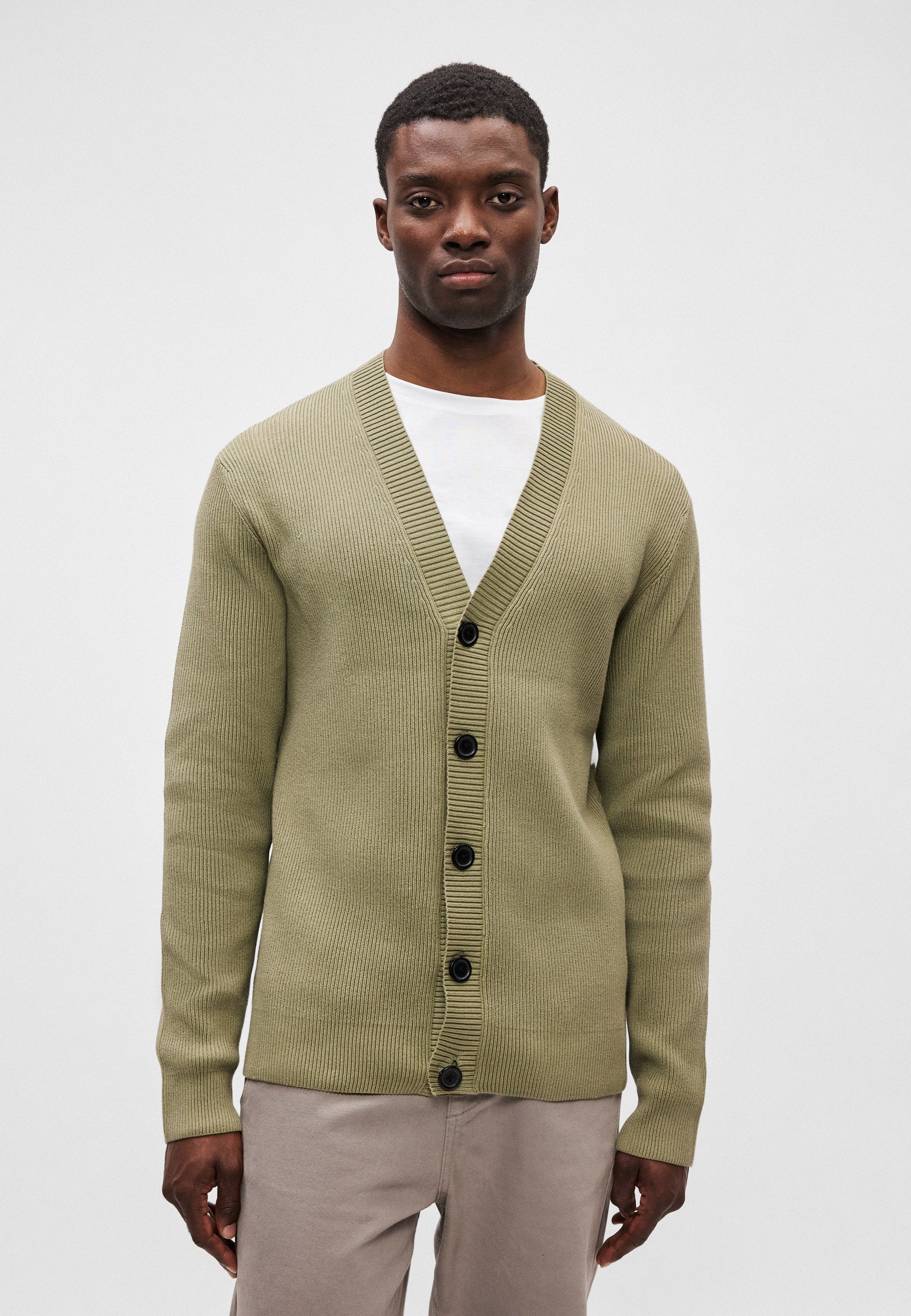 BUTTON CARDIGAN Media 4