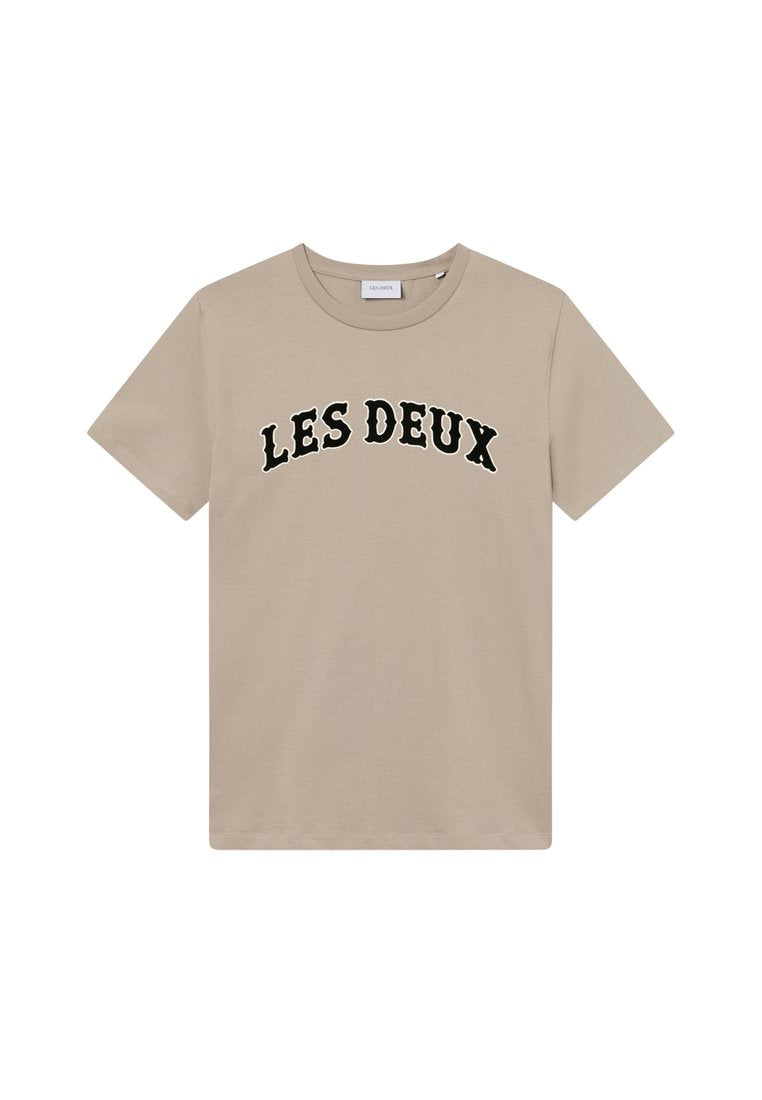 Beige Baumwoll-T-Shirt mit einem geschwungenen schwarzen "LES DEUX"-Logo über der Brust. Kurze Ärmel und ein klassischer Rundhalsausschnitt.