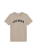 Beige Baumwoll-T-Shirt mit einem geschwungenen schwarzen "LES DEUX"-Logo über der Brust. Kurze Ärmel und ein klassischer Rundhalsausschnitt.