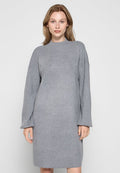 Graues Strickkleid mit hohem Ausschnitt und langen, weiten Ärmeln. Glatte Textur, knielang und lockere Passform. Einfaches, einfarbiges Design.
