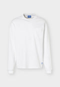 Weißes Langarmshirt mit Rundhalsausschnitt, Brusttasche und blauem Markenlabel am Kragen sowie Saum.