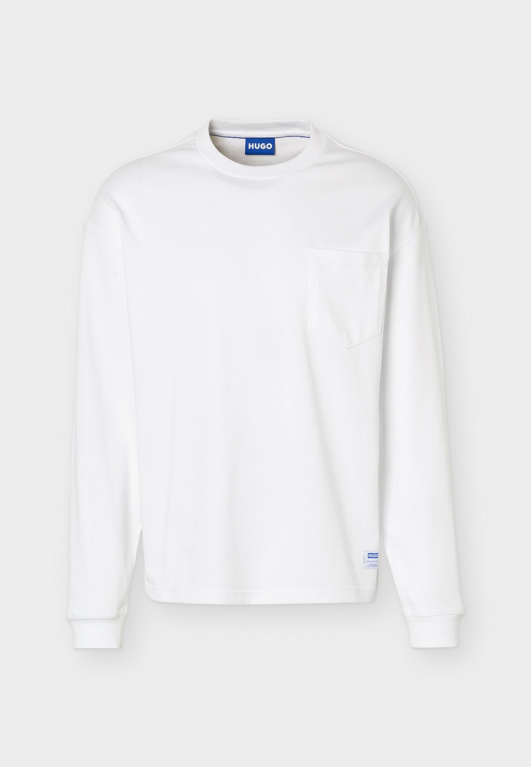 Weißes Langarmshirt mit Rundhalsausschnitt, Brusttasche und blauem Markenlabel am Kragen sowie Saum.