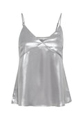 Silberne Satin-Camisole mit V-Ausschnitt und dünnen verstellbaren Trägern. Verfügt über eine fließende A-linien Silhouette und eine glatte, glänzende Textur.
