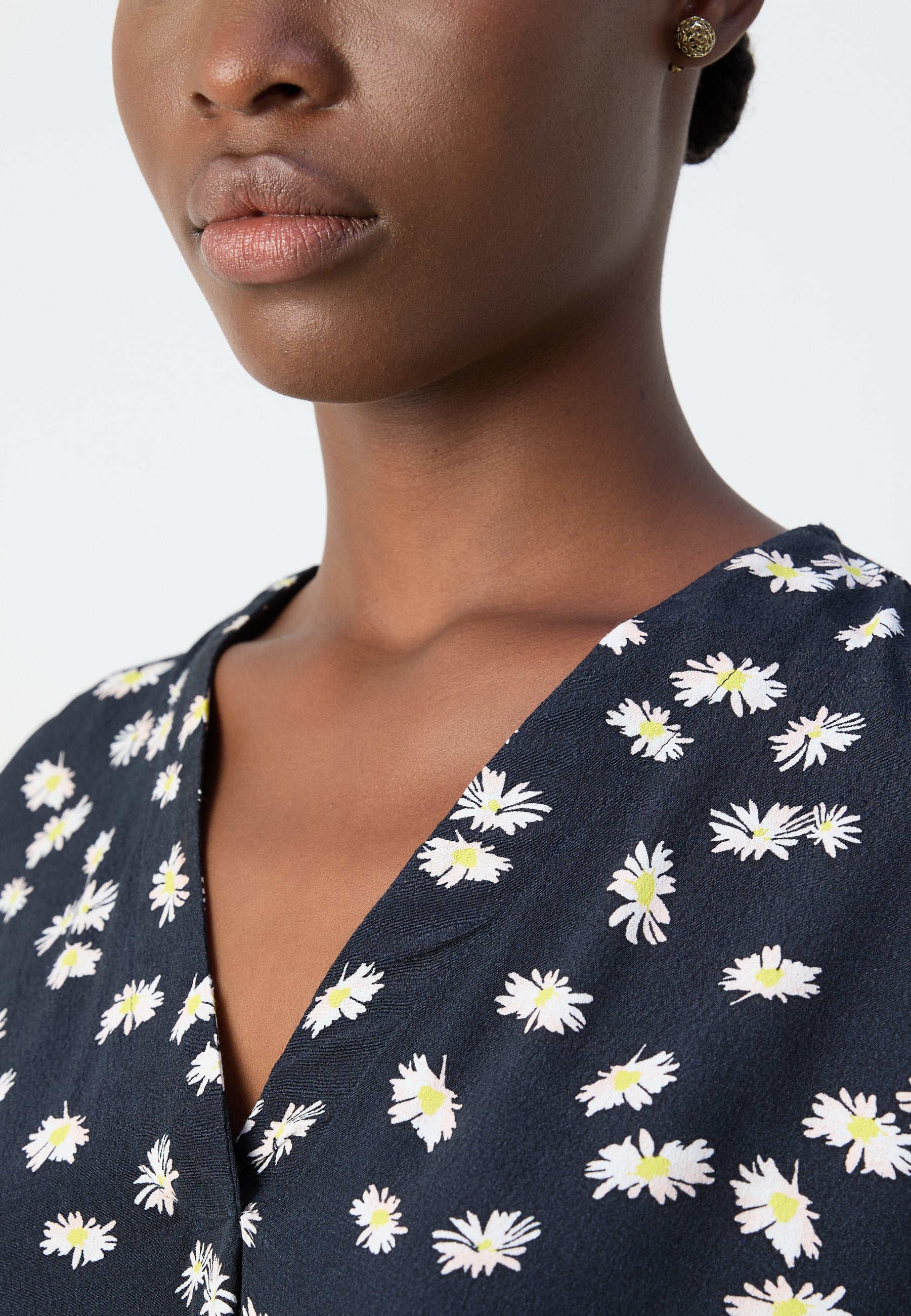 V NECK Media 8