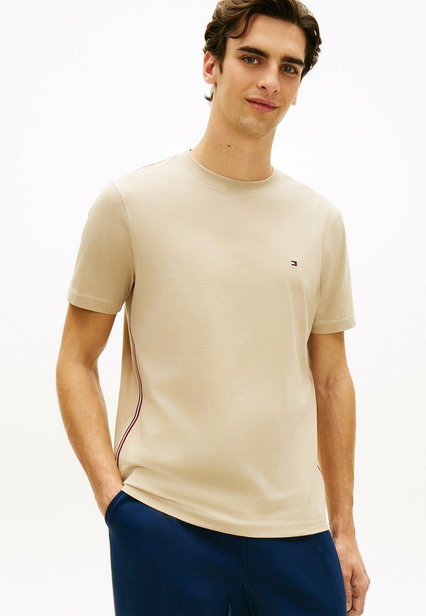 Tommy Hilfiger GLOBAL STRIPE SIDE SEAM  - Print T-shirt - sandalwood