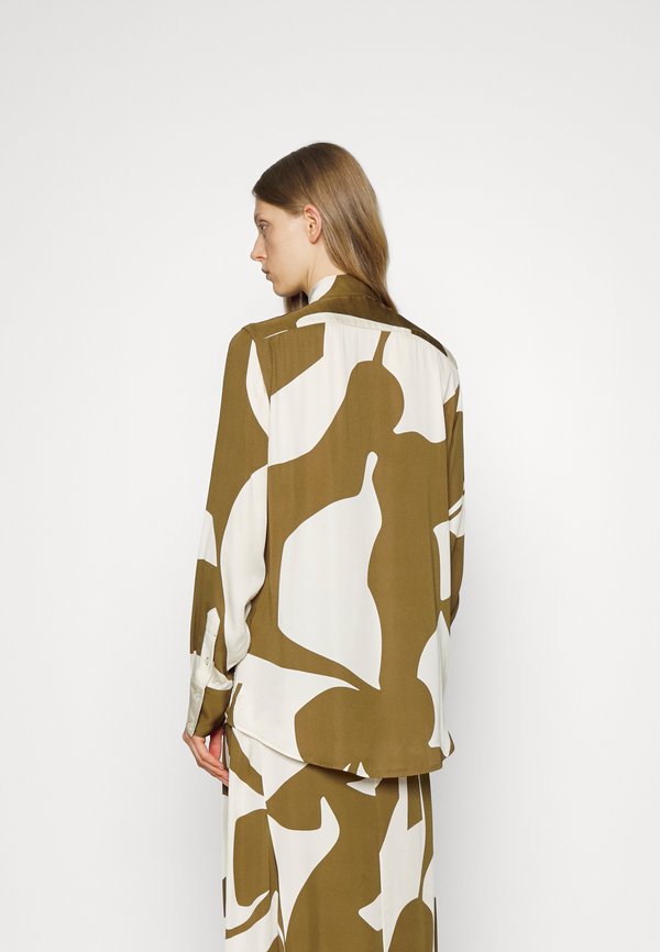 Victoria Beckham POINTED COLLAR