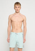 Hellblaue Badeshorts mit einem Kordelzugbund, seitlichen Einsätzen in einem dunklen Muster und einem kleinen Markenlogo an der unteren Seite.