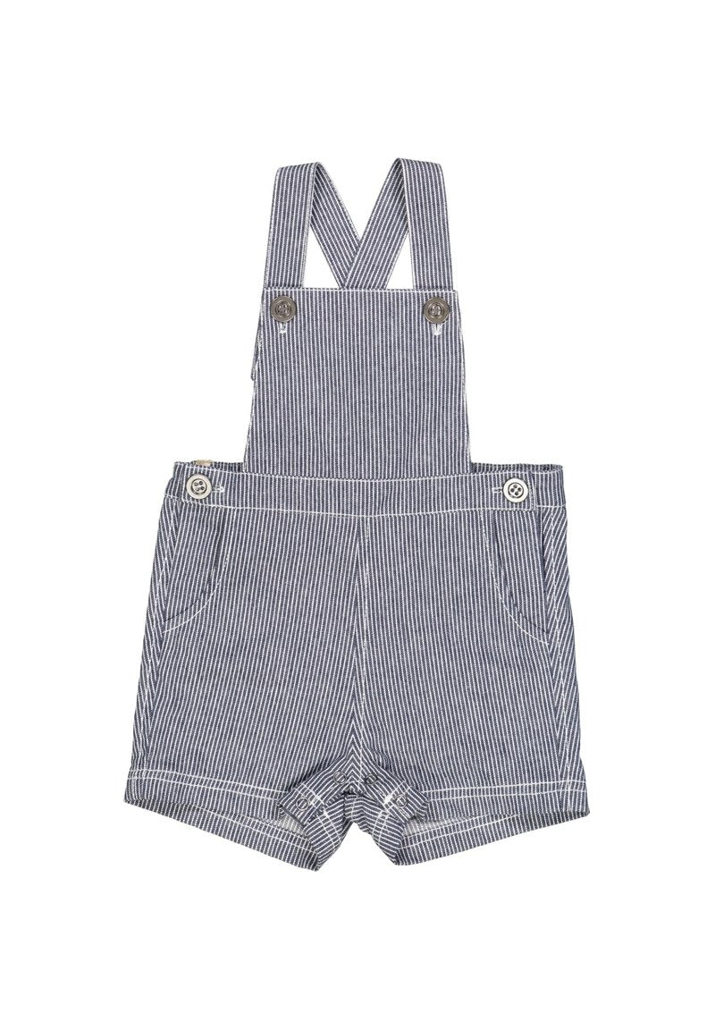 Gestreifte Latzshorts in Marineblau und Weiß mit verstellbaren Trägern, Knopfdetails und seitlichen Taschen. Leichter Stoff, lässiges Design.