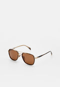 Braune quadratische Sonnenbrille mit dünnem goldfarbenem Metallgestell und Armen im Schildpattmuster vor weißem Hintergrund.