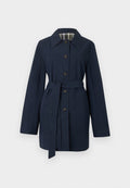Marineblauer Trenchcoat mit Gürtel, langen Ärmeln, durch Knöpfe zu schließen, spitzem Kragen und kariertem Innenfutter.