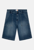 Dunkelblaue Denim-Shorts im lässigen Schnitt, ausgestattet mit zwei Vordertaschen, zwei seitlichen Taschen mit Klappen und einem Reißverschluss.