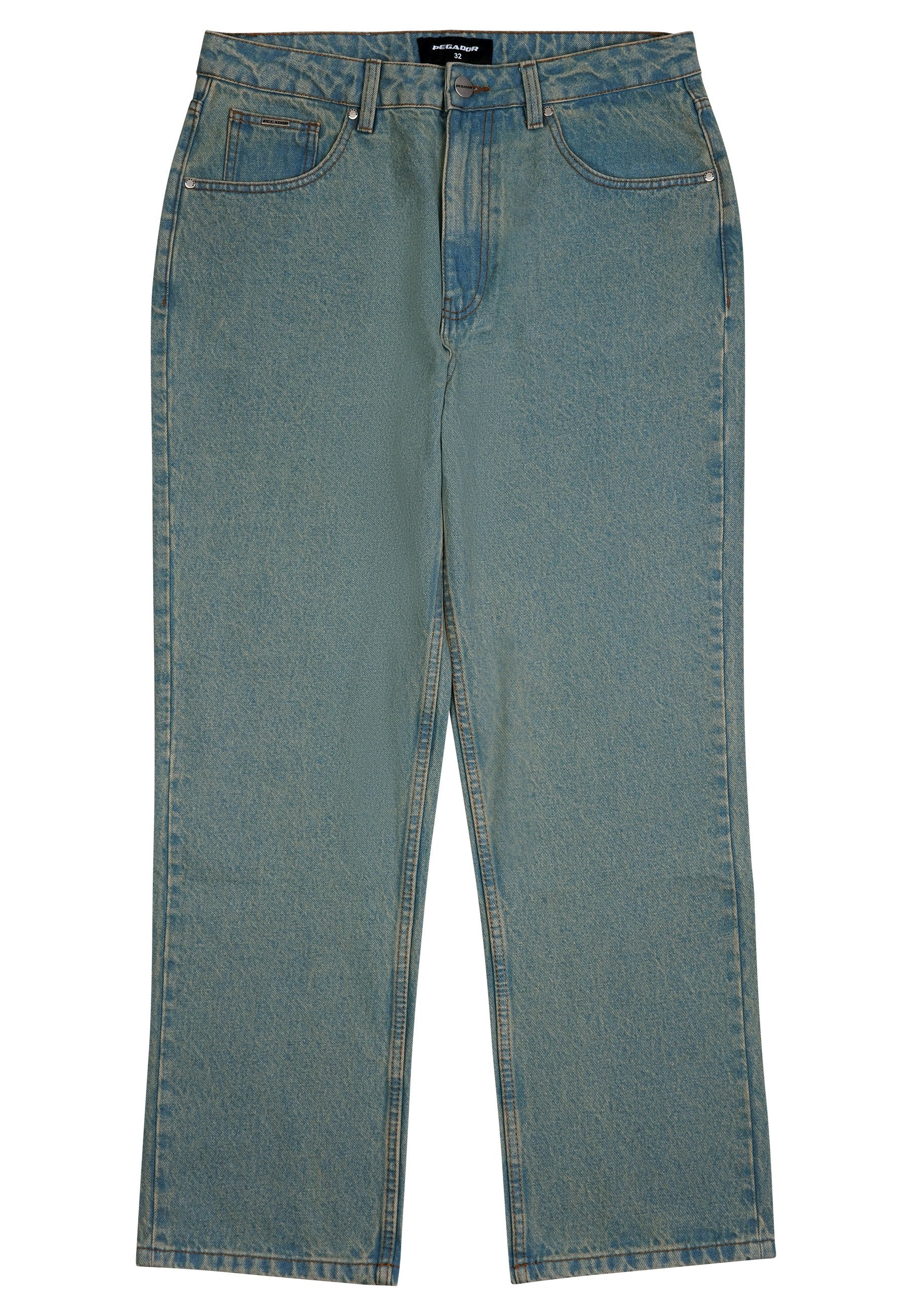 Hellblaue, gerade geschnittene Jeans aus Denim mit fünf Taschen, einem Knopfverschluss und subtiler, gleichmäßiger Ausbleichung.