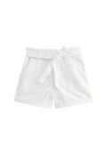 Weiße Baumwollshorts mit einem Gummizug in der Taille, vier Taschen und gerollten Säumen. Merkmale sind eine lockere Passform und eine glatte Textur.