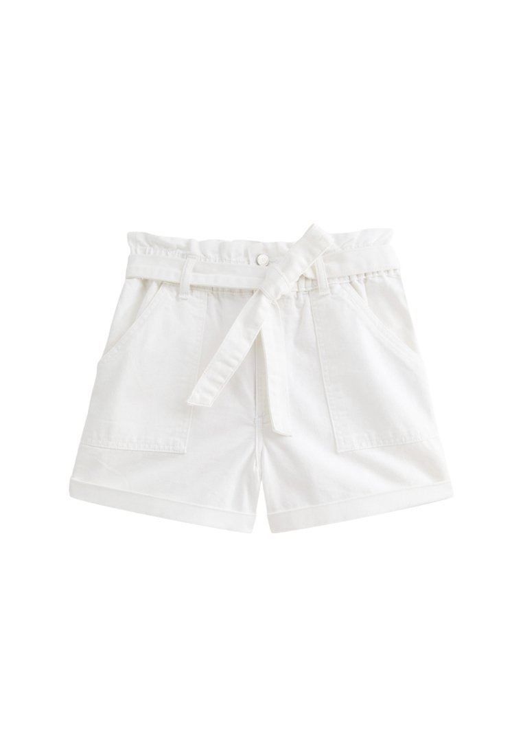 Weiße Baumwollshorts mit einem Gummizug in der Taille, vier Taschen und gerollten Säumen. Merkmale sind eine lockere Passform und eine glatte Textur.